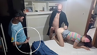 Přátelský Pár Má Amatérské Porno Se Zavázanou Manželkou A Nečekaným Hostem.