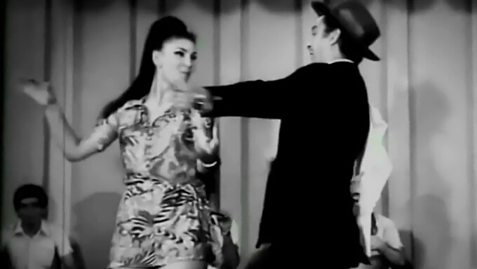 Vintage Brunette Bombe Loreta I En Komisk Retro-Video