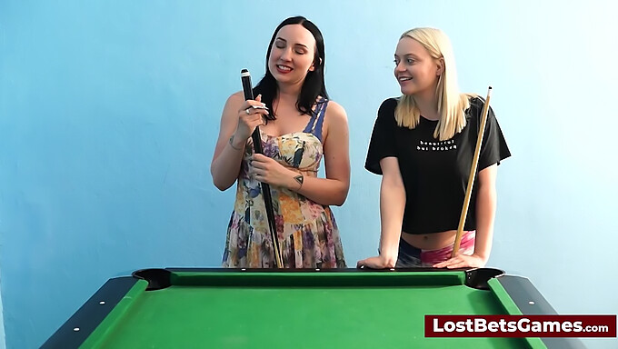 La Beauté Brune Sandra Sweet Et Sa Copine S'Amusent Avec Une Canne À Billard.