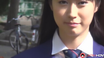 元沢朋美が制服姿でクラスメートにフェラチオ