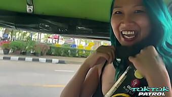 Wanita Thailand Yang Terangsang Ahli Memuaskan Penis Besar Yang Tidak Dikenalnya Dengan Teknik Deepthroat