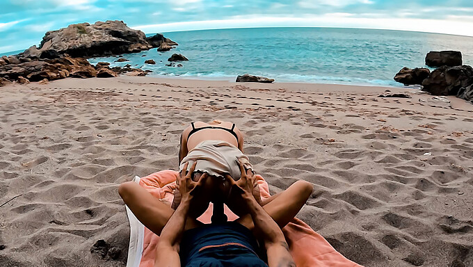 Tiener (18+) En Haar Vriend Genieten Van Openbare Seks Op Het Strand