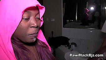 Schau Zu, Wie Dieses Amateur-Ebony-Mädchen Einen Schlampigen Blowjob Gibt