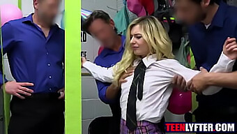 Ochranka Trestá Blonďatou Teen Zlodějku V Hardcore Skupinovém Sexu