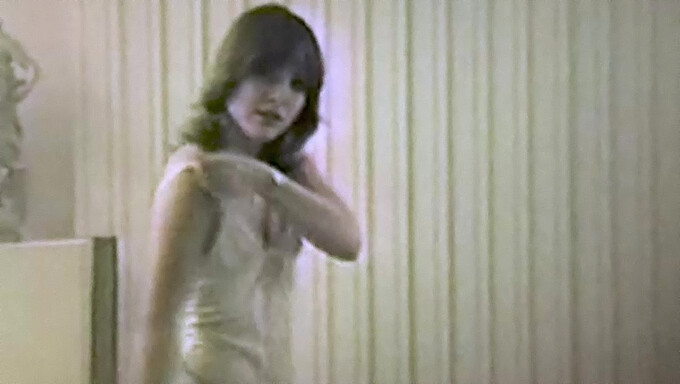 Una Ragazza Vintage Centrale Si Spoglia In Una Danza Seducente. Non Perdere Questo Spettacolo Piccante!