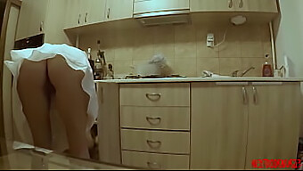 Vidéo Cam Cachée D'Une Adolescente: Sa Demi-Sœur Prise Dans La Cuisine