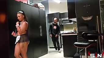 O Bumbum De Avery Jane É Penetrado Vigorosamente Em Um Vídeo Amador