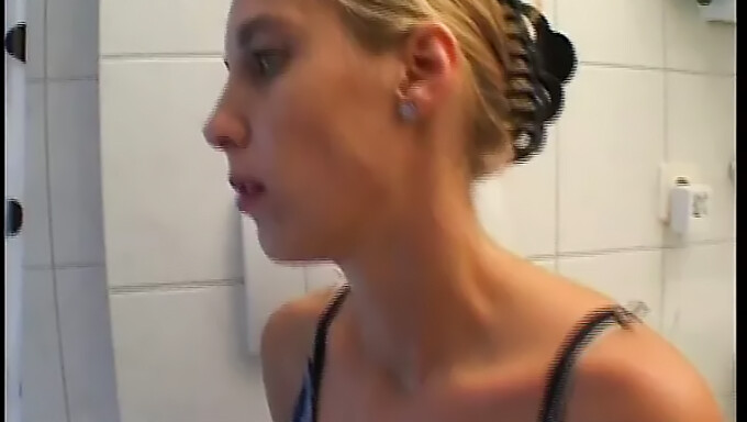 Rubia Se Masturba Y Eyacula En El Baño