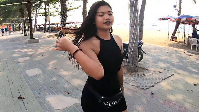 Eine Thailändische Teen-Amateurin Mit Einem Großen Arsch Wird In Einem Hausgemachten Video Hart Gefickt