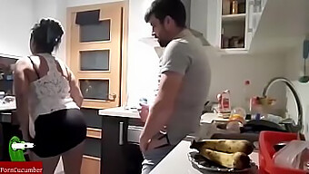 Sexo Intenso En La Cocina Lleva A Una Corrida Facial