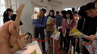 Japanske Tenåringer På En Kunstshow Blir Knullet Og Kommer