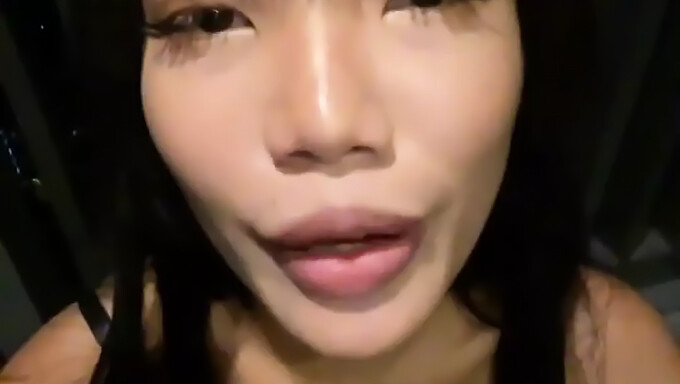 亚洲少女emma Thai穿着内衣在阳台上沉迷于独奏游戏