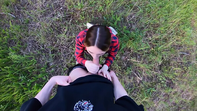 Pov Outdoor Handjob Des Amateurteenies Führt Zum Cumshot