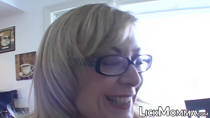 Heiße Lesbische Milf Nina Hartley Verwöhnt Ihre Junge Stieftochter