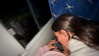 Aventura Sexual Pública De Uma Latina Ousada Em Um Passeio De Ônibus