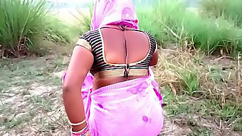 Pasangan India Melakukan Threesome Di Ladang Di Tempat Awam