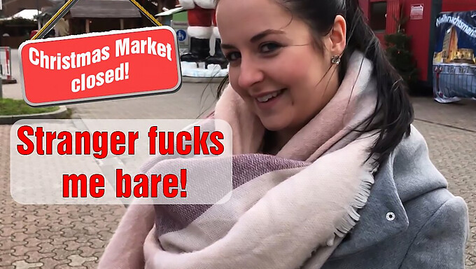 Een Vreemdeling Bevredigt De Verlangens Van Een Tiener Op De Kerstmarkt.