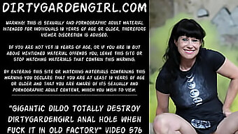 Dirtygardengirl, Halka Açık Bir Fabrikada Devasa Bir Dildoyu Sürerken, Prolapsusu Göze Alıyor