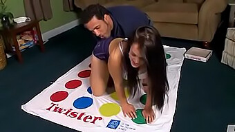 Yazova Hra Na Twister Je Horká A Těžká