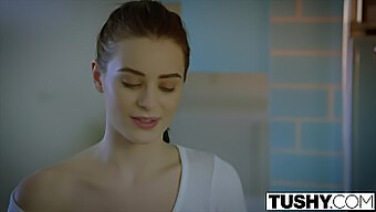 Lana Rhoades'Un Anal Zevke Duygusal Yolculuğu (Bölüm 1)