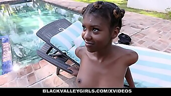 La Adolescente Ebony Daizy Cooper Recibe Una Buena Follada En Su Apretado Culo En La Piscina Al Aire Libre